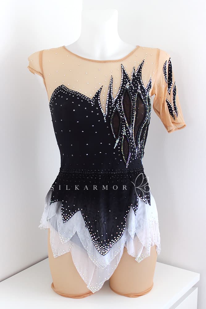 justo noir grs gr gymnastique rythmique création couture noir et blanc voile