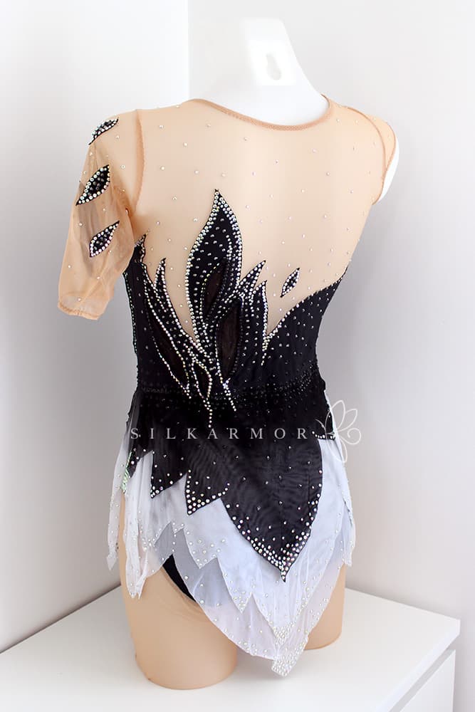 justo noir grs gr gymnastique rythmique création couture noir et blanc voile