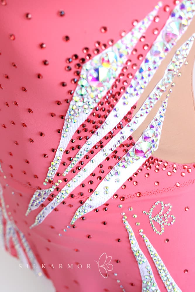 Justaucorps leotard rg rythmics gymnastic gymnastique rythmique compétition couturière sur mesure lycra corail blanc strass